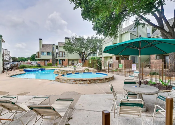 Apartment 3 Mi To Dtwn Worth! W/ Hot Tub & Pool